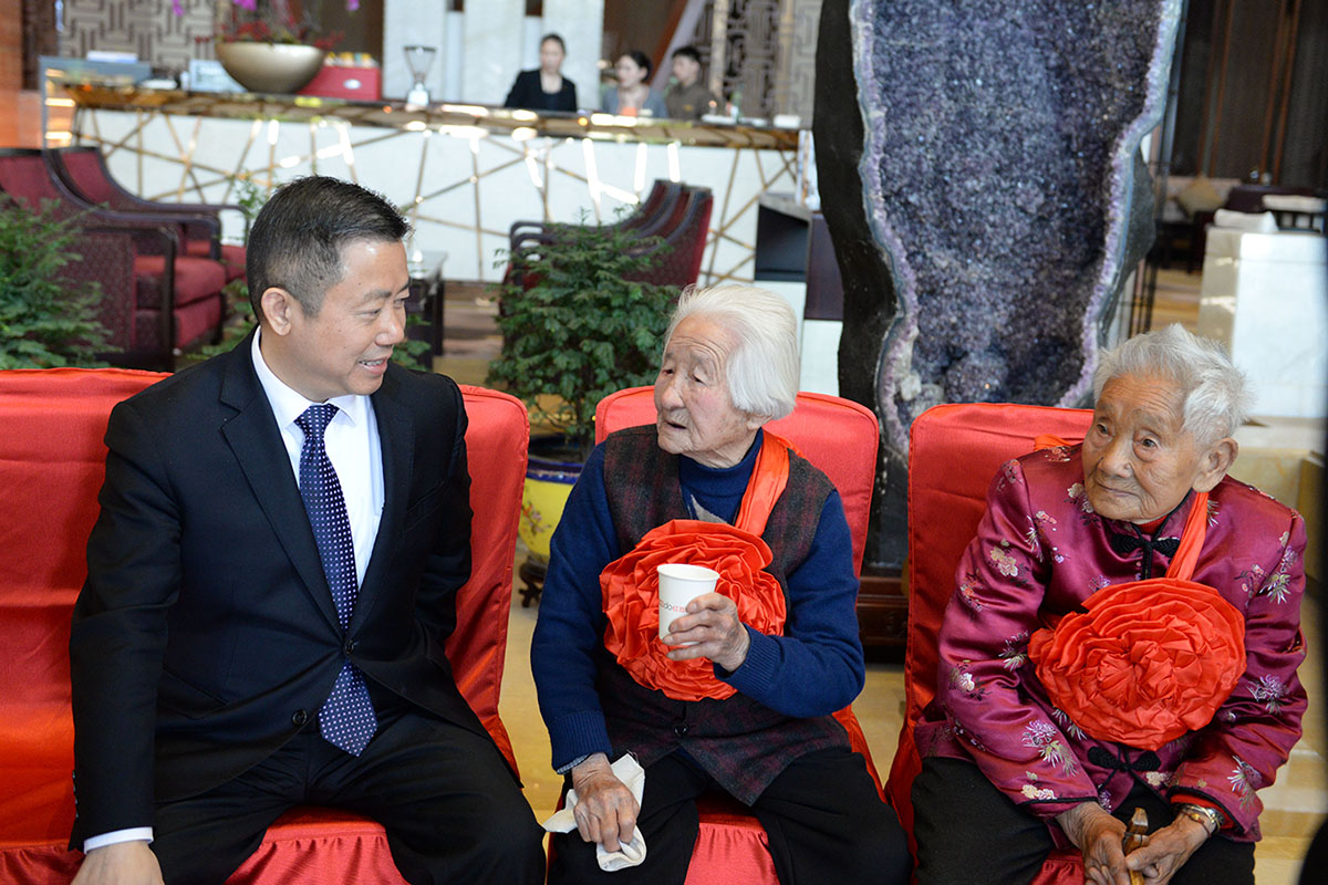 w66国际集团董事局主席兼CEO周海江同百岁老人亲切交谈