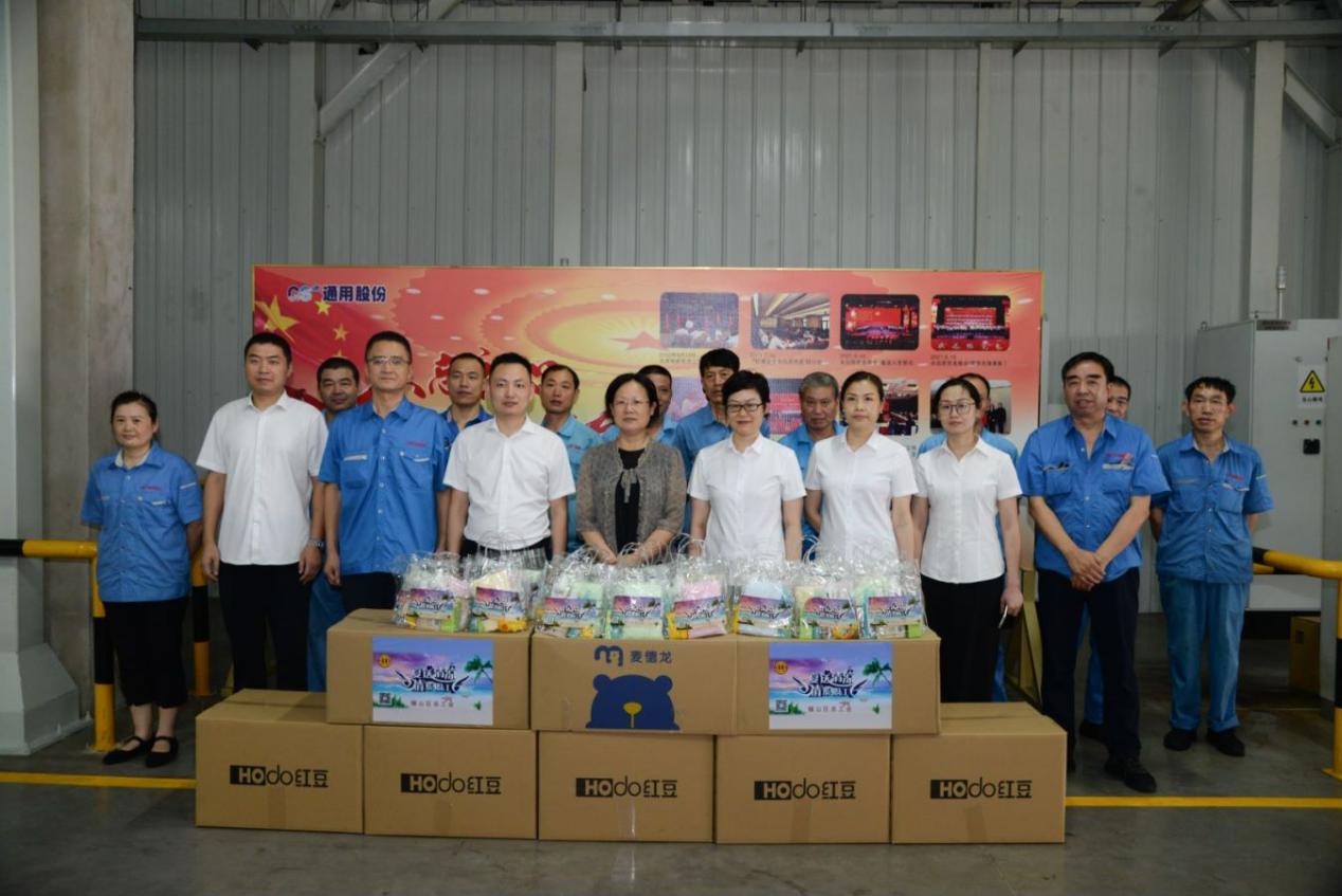 锡山区总工会慰问w66国际集团一线职工3