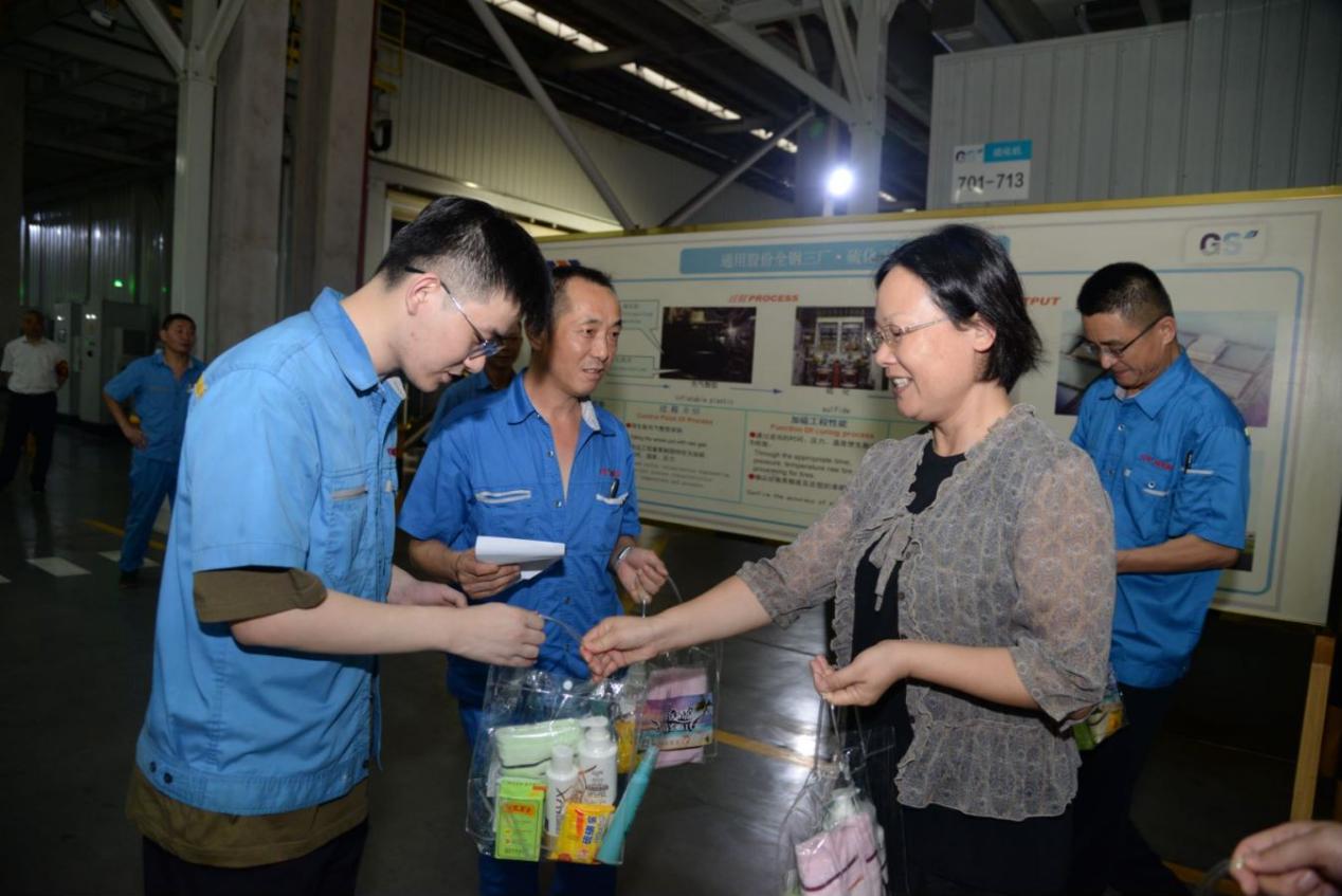 锡山区总工会慰问w66国际集团一线职工2