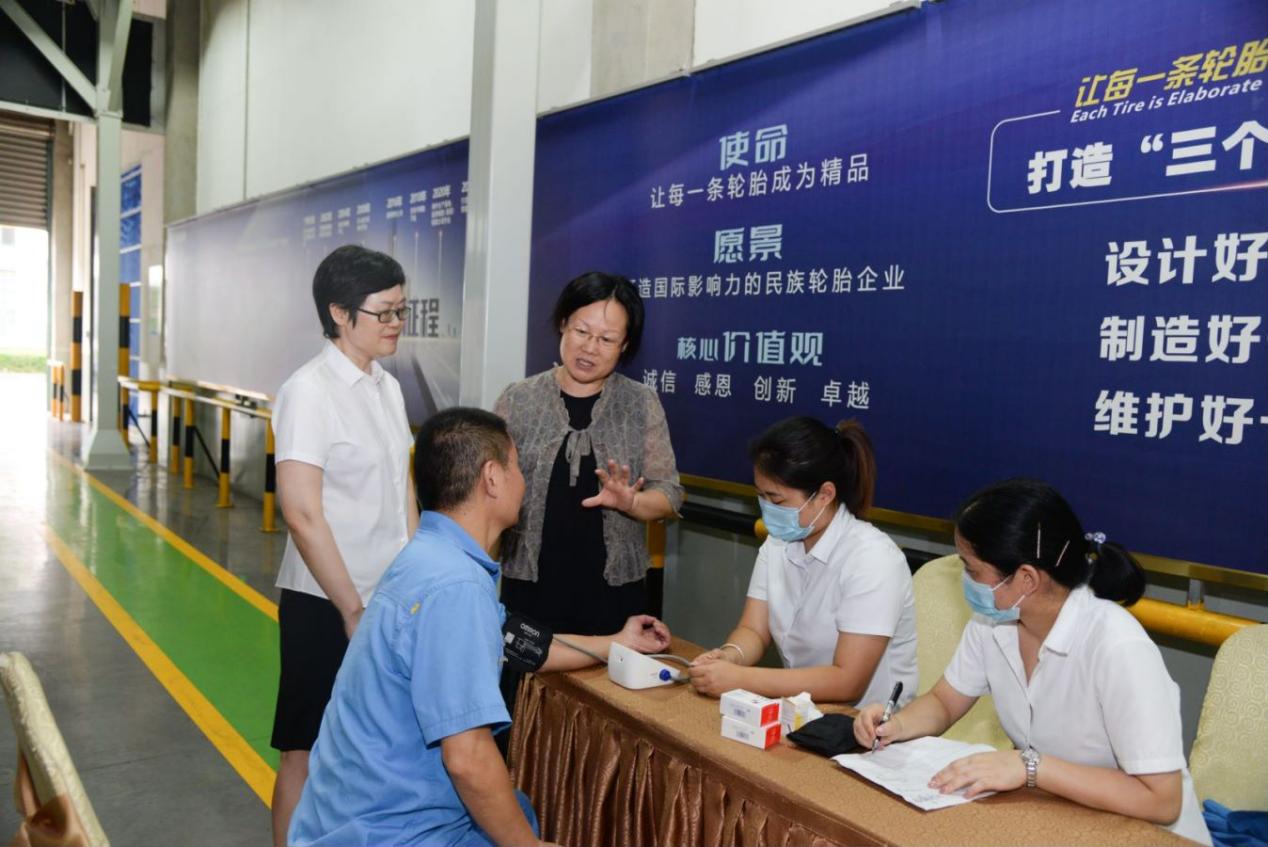 锡山区总工会慰问w66国际集团一线职工1